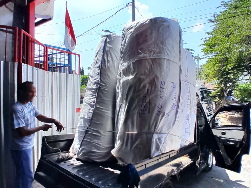 Terpal jumbo berukuran 40 x 40 meter dalam kondisi terlipat rapi siap dikirim